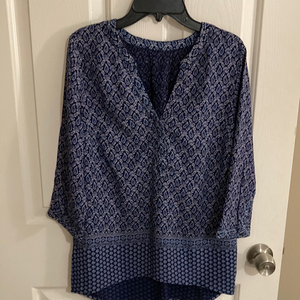 Old Navy Size XS blue & cream paisley printed blouse Made in India. 100% Viscose